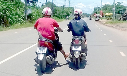 Nghị định 168 - Lỗi trừ 10 điểm GPLX: Điều khiển xe máy kéo theo xe khác gây TNGT